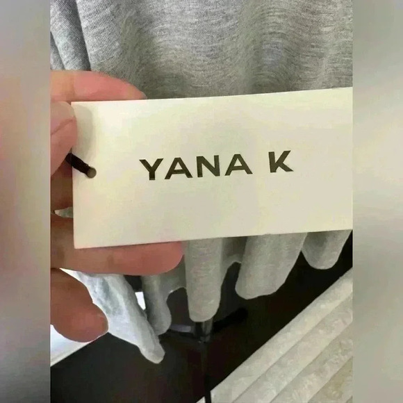 NWT Yanak Apple Long Sleeve VNeck Top ~ Heather Gray ~ One size - Picture 4 of 7